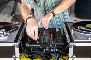 A bakelitlemezek világa újratöltve