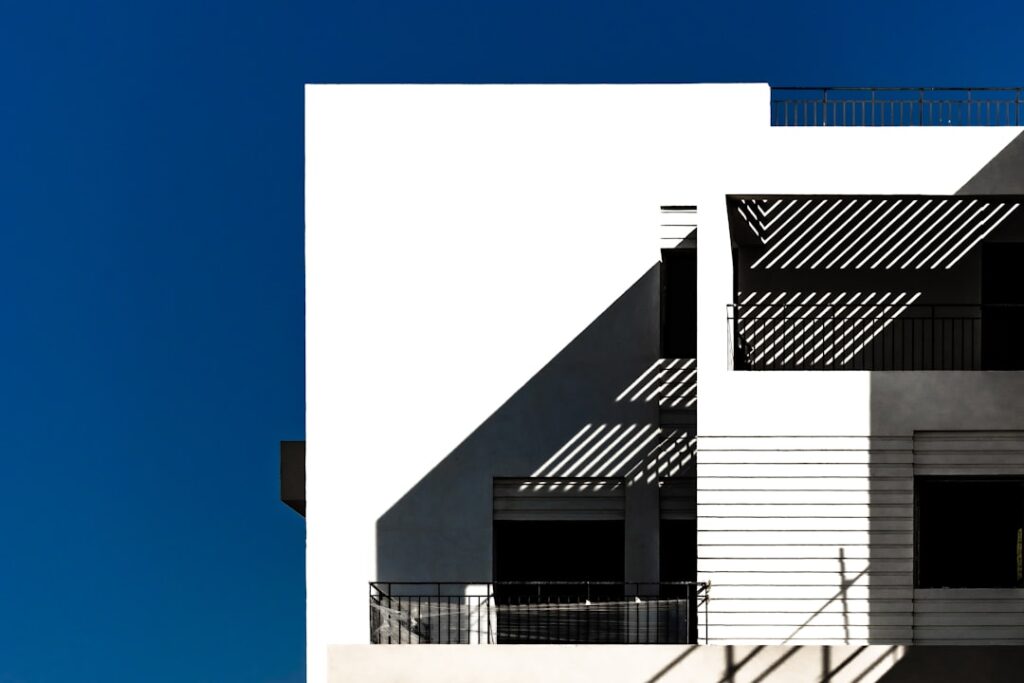 Miért hatnak ránk az üres kompozíciók? – A vizuális minimalizmus pszichológiai hatásai